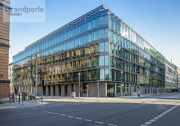 Deutschland  Berlin  Straßenkreuzung vor der Glasfassade eines modernen Gebäudes