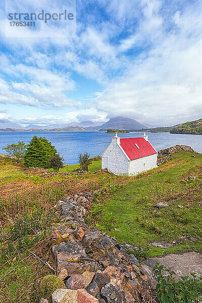 Cottage mit rotem Dach am Loch Shieldaig  Schottland