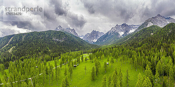 Italien  Südtirol  Drohnenpanorama des grünen Tals in den Sextner Dolomiten