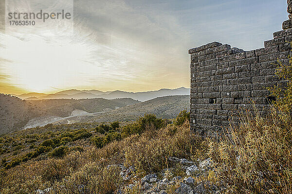 Alte Ruinen an einer archäologischen Stätte mit Bergen im Hintergrund  Orraon  Arta  Griechenland