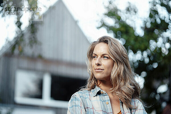 Schöne Frau mit blonden Haaren im Hinterhof