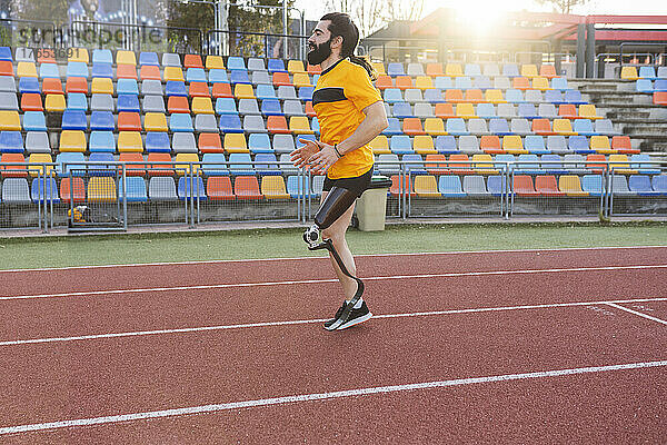 Sportler mit Beinprothese läuft auf Sportbahn
