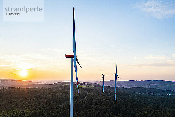 Deutschland  Baden-Württemberg  Luftaufnahme von Windkraftanlagen im Schürwald bei Sonnenuntergang
