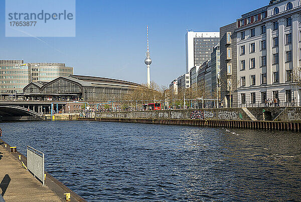 Deutschland  Berlin  Spree mit dem Bahnhof Berlin Friedrichstraße und dem Berliner Fernsehturm im Hintergrund