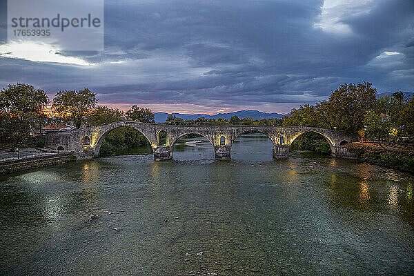 Brücke von Arta am Fluss Arachthos bei Sonnenuntergang in Griechenland