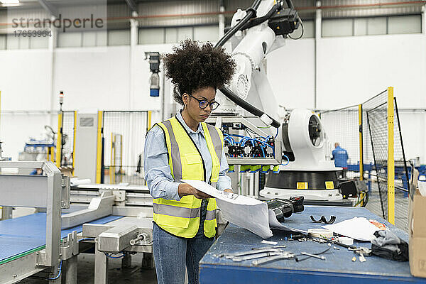 Ingenieur prüft Bauplan in Fabrik