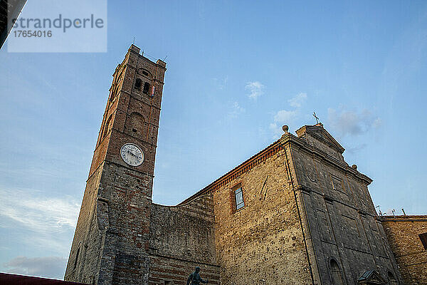 Italien  Provinz Siena  Radicondoli  Außenansicht der Kirche Collegiata dei Santi Simone e Giuda