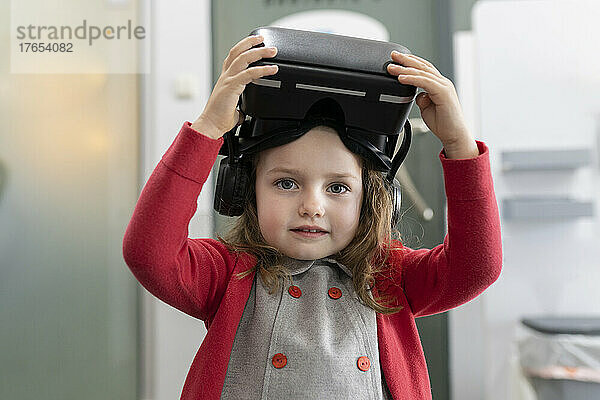 Nettes kleines Mädchen mit Virtual-Reality-Simulator