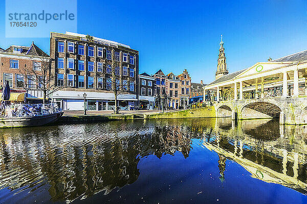 Niederlande  Südholland  Leiden  Stadtkanal mit Stadthäusern und überdachter Bogenbrücke im Hintergrund