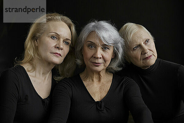 Ältere Frauen vor schwarzem Hintergrund