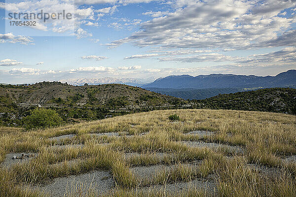 Griechenland  Epirus  Grashügel im Vikos-Aoos-Nationalpark in der Sommerdämmerung