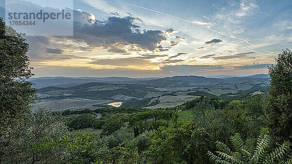 Italien  Provinz Siena  Radicondoli  toskanische Landschaft bei Sonnenuntergang