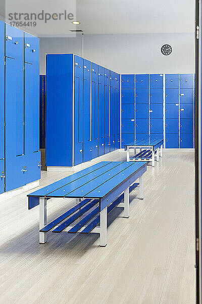 Blaue Bank im leeren Umkleideraum im Fitnessstudio