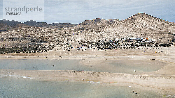 Drohnenansicht des tropischen Sandstrandes auf der Insel Fuerteventura  Spanien