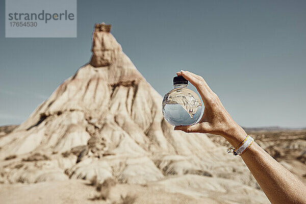 Frau hält kugelförmige Wasserflasche in der Hand