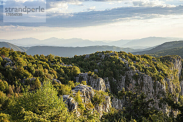 Griechenland  Epirus  Klippen des Vikos-Aoos-Nationalparks im Sommer