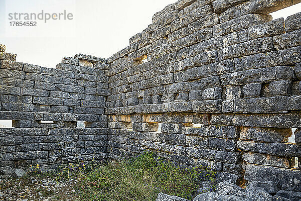 Zerstörte Mauern an der antiken archäologischen Stätte von Orraon  Arta  Griechenland