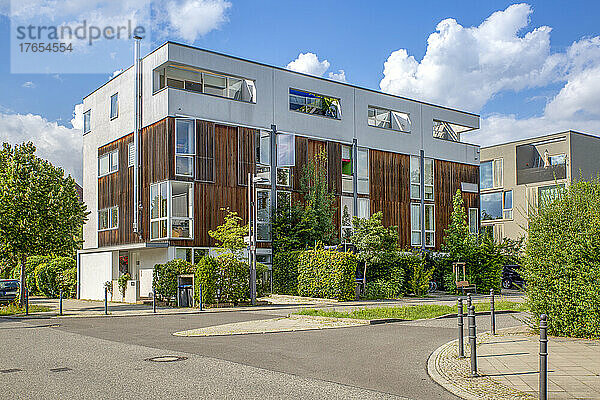 Deutschland  Berlin  Straße vor modernen Vorstadtreihenhäusern im Neubaugebiet