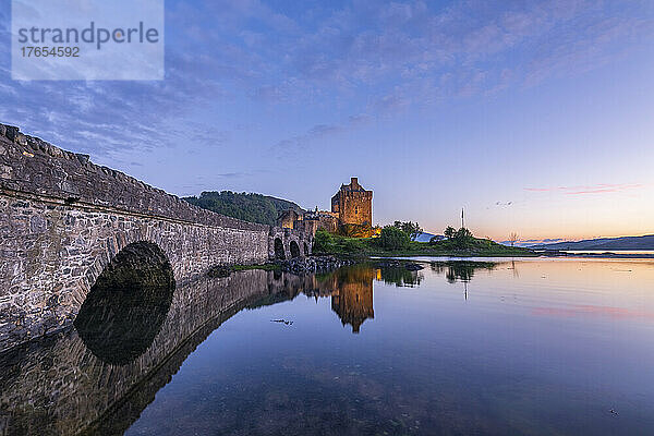 Spiegelung der Brücke und des Eilean Donan Castle auf dem Wasser