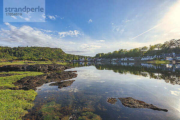 Malerisches Dorf Plockton  das sich über den See in Schottland spiegelt