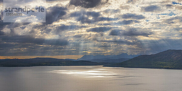 Malerische Aussicht auf das Cuillin-Gebirge von Tarskavaig  Isle of Skye  Schottland