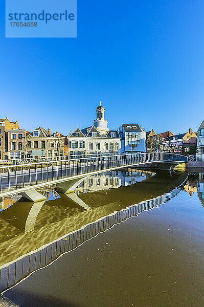 Niederlande  Südholland  Leiden  klarer Himmel über der Brücke  die sich über den Stadtkanal erstreckt