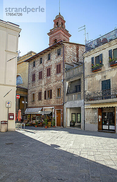 Kirche La Maddalena unter blauem Himmel an einem sonnigen Tag  Castiglione del Lago  Umbrien  Italien