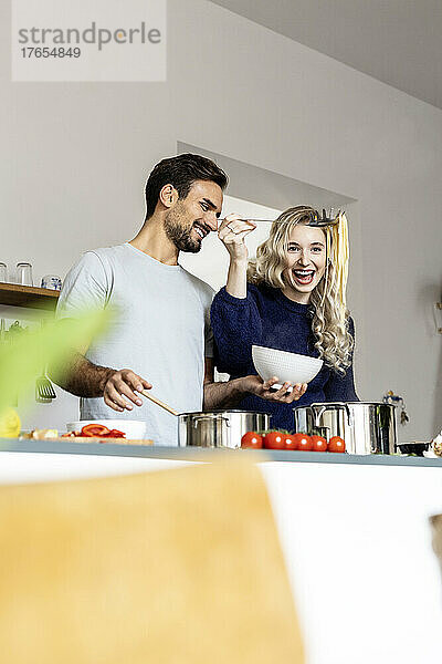 Paar bereitet zu Hause Essen in der Küche zu