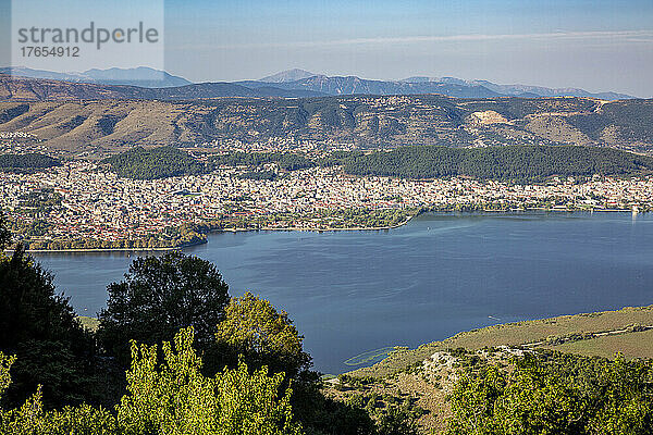 Griechenland  Epirus  Ioannina  Blick auf den Pamvotida-See und die umliegende Stadt im Sommer