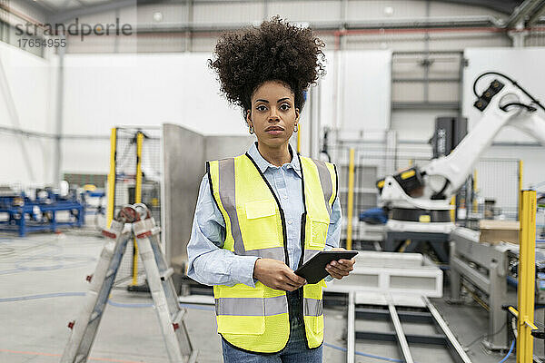 Techniker hält Tablet-PC in der Fabrik