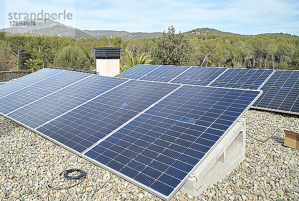 Auf dem Dach des Hauses installierte Sonnenkollektoren