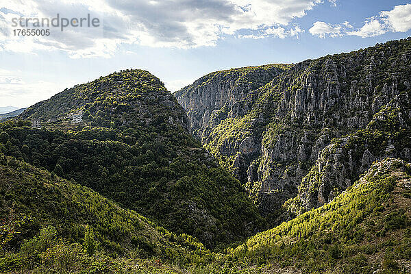 Griechenland  Epirus  Schlucht im Vikos-Aoos-Nationalpark im Sommer