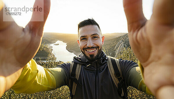Männlicher Wanderer macht ein Selfie im Monfrague-Nationalpark