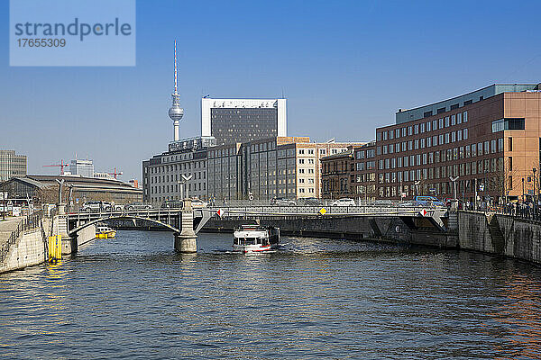 Deutschland  Berlin  Brücke über die Spree mit Gebäuden des Bezirks Mitte im Hintergrund