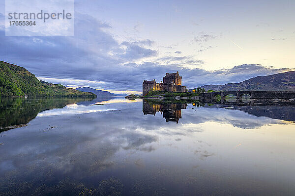 Spiegelung von Eilean Donan Castle und Loch Duich auf dem Wasser