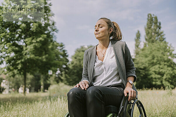 Behinderte Frau mit geschlossenen Augen im Park