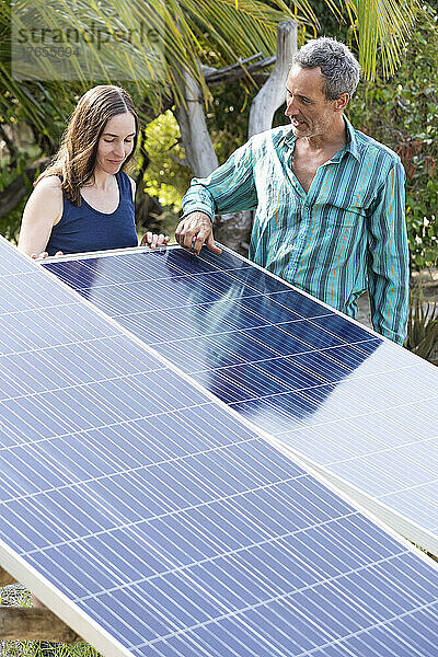 Mann und Frau diskutieren über Sonnenkollektoren