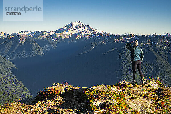 Fitte Frau posiert am Green Mountain in der Glacier Peak Wilderness