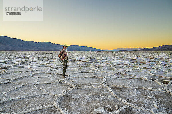 Mann posiert in Badwater im Death Valley Nationalpark