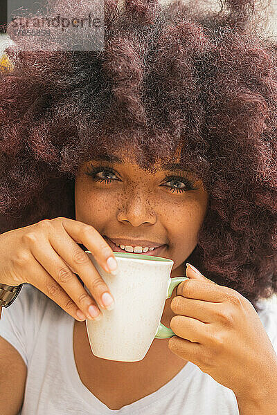 Nahaufnahme einer jungen Afro-Frau in einem Café