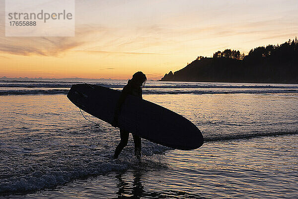 Silhouette einer Person mit Surfbrett in Short Sands  Oregon