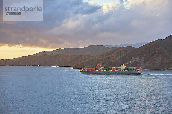 Bei Sonnenuntergang fuhr ein Frachtschiff von der Bucht von San Francisco aus aufs Meer hinaus