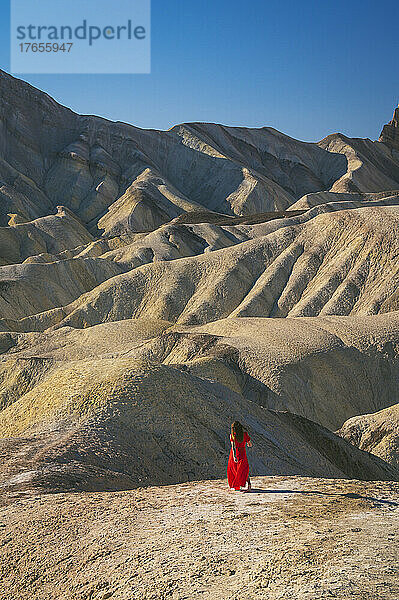 Frau in einem Kleid am Zabriskie Point im Death Valley Nationalpark