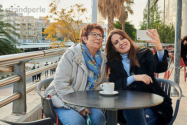 Reife Frau und junge Frau machen ein Selfie mit ihrem Handy