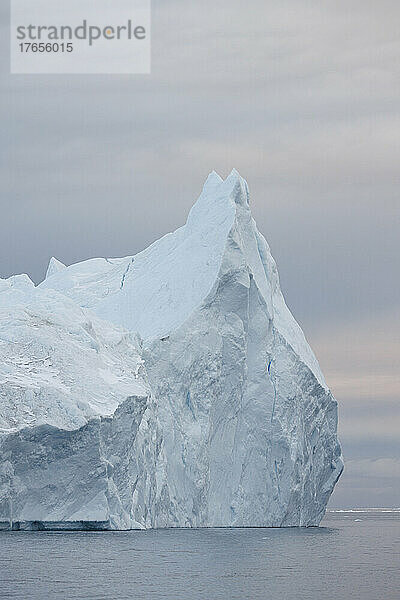 skurrile Texturen und Formen der Eisberge
