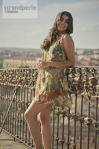 Hübsches junges Model posiert in den Straßen von Toledo  Spanien