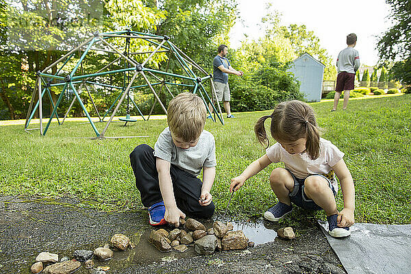 Familie und Freunde spielen draußen zusammen im Hinterhof