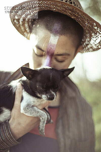 Kleiner Chihuahua-Hund in inniger Umarmung mit einer anderen Person