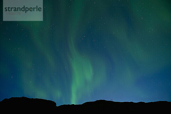 Aurora Borealis oder Nordlichter tanzen am Himmel über Island
