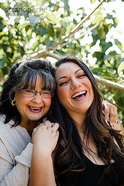Nahaufnahme einer lachenden Mutter und Tochter in San Diego
